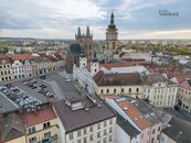 Prostorný podkrovní byt 3+1 na Velkém nám., Hradec Králové s výhledem na Bílou věž a Radnici, cena 9500000 CZK / objekt, nabízí 