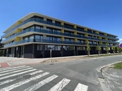 Pronájem moderního bytu 1+kk s balkonem a venkovním parkovacím stáním - Rezidence Thera, Hradec Králové - Kukleny, cena 22000 CZK / objekt / měsíc, nabízí 