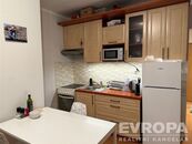 Pronájem bytové jednotky 1+kk, 31 m Třída Edvarda Beneše, Hradec Králové, cena 15500 CZK / objekt / měsíc, nabízí EVROPA realitní kancelář