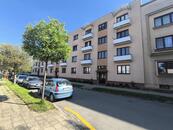 Pronájem prostorného bytu 3+1 s balkonem a garáží v Hradci Králové, cena 18000 CZK / objekt / měsíc, nabízí Mgr. Jan Vodenka