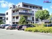 Pronájem bytu 2+kk s předzahrádkou Hradec Králové, ul. Antonína Petrofa, cena 21500 CZK / objekt / měsíc, nabízí 