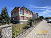 Pronájem atypického podkrovního bytu 2+kk, 65 m2, Hradec Králové - centrum, ul. Nerudova., cena 18000 CZK / objekt / měsíc, nabízí 