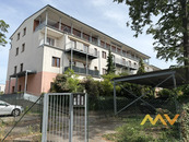 Pronájem bytu 1+kk, 32 m2 s terasou 10 m2 a parkovacím stáním, Hradec Králové - ul. Mrštíkova., cena 14000 CZK / objekt / měsíc, nabízí Miroslav Vodehnal, Realitní kancelář