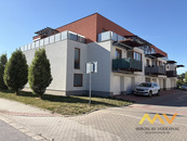 Pronájem bytu 2+kk s balkonem a 2 parkovacími místy, 66 m2, Hradec Králové - Svobodné Dvory., cena 18000 CZK / objekt / měsíc, nabízí Miroslav Vodehnal, Realitní kancelář