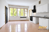 Pronájem prostorného bytu 3+1, 98 m2 s balkonem, Hradec Králové - ul. Nerudova., cena 20000 CZK / objekt / měsíc, nabízí 