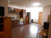 Pronájem pěkného zařízeného bytu 1+KK v Hradci Králové, cena 10000 CZK / objekt / měsíc, nabízí 