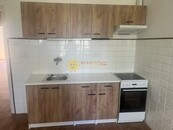 Pronájem prostorného bytu 2+1 v centru HK, balkon, cena 16500 CZK / objekt / měsíc, nabízí 